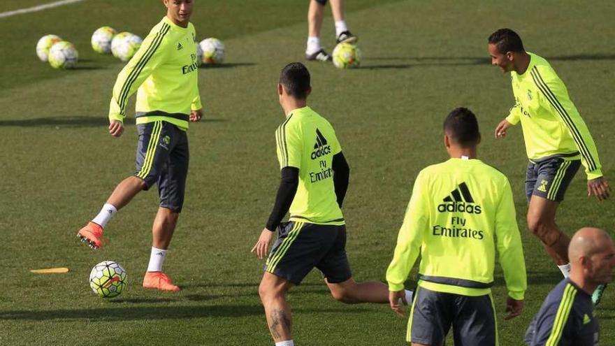 Cristiano Ronaldo, con el esférico, durante el entrenamiento de ayer en Valdebebas. // Víctor Lerena