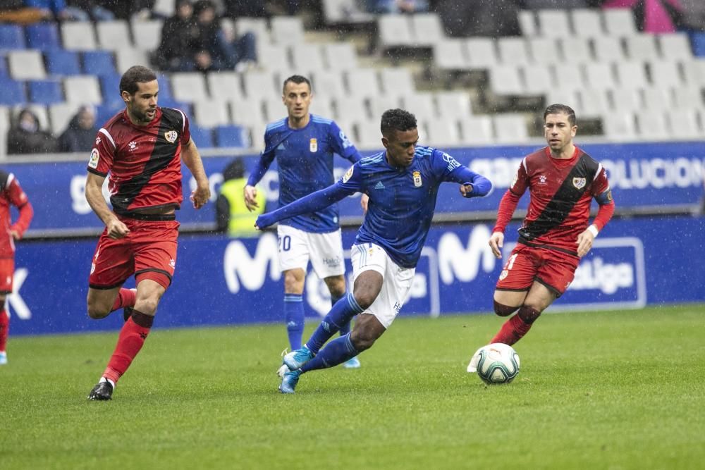 El partido entre el Real Oviedo y el Rayo Vallecano, en imágenes