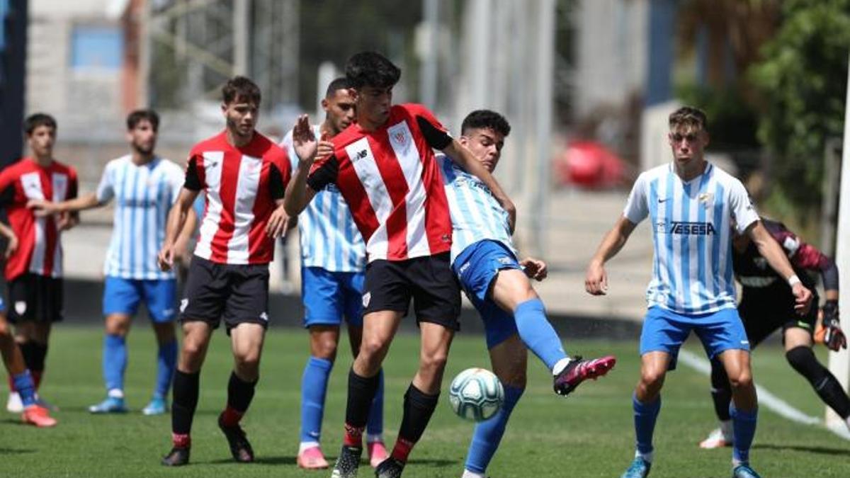 Un momento del encuentro entre el Málaga CF juvenil y el Athletic de Bilbao, en el partido de ida