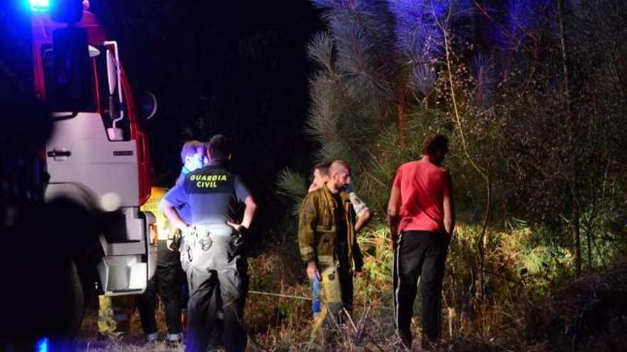 Un camión de bomberos participó en la retirada del tractor de la pendiente en que cayó.  // Noé Parga