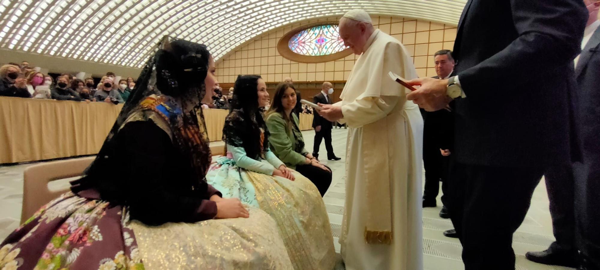 Extra Fallas Levante-EMV. Momento histórico: el papa Francisco recibe a las falleras mayores de València