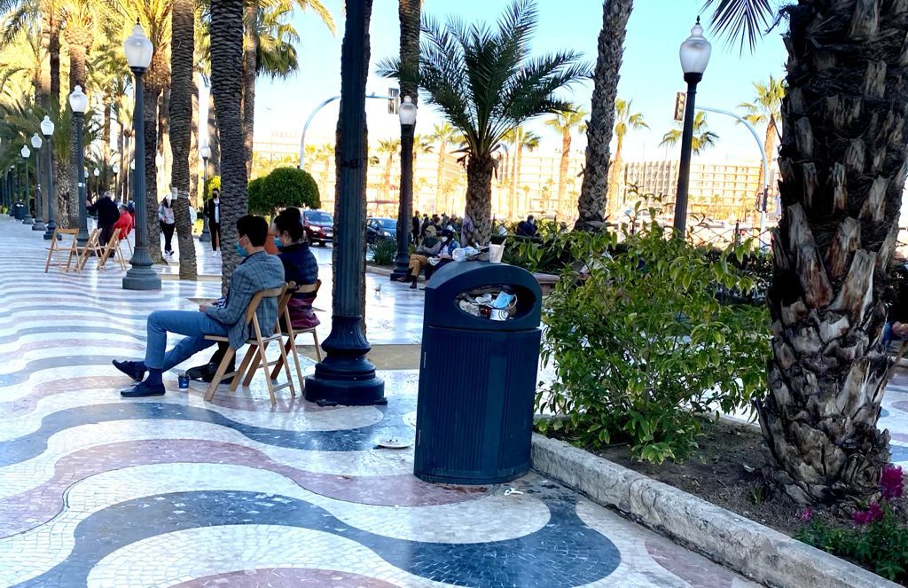 Esta es la imagen de la Explanada de Alicante: bolsas, envases, desechos... y cubos de basura al límite