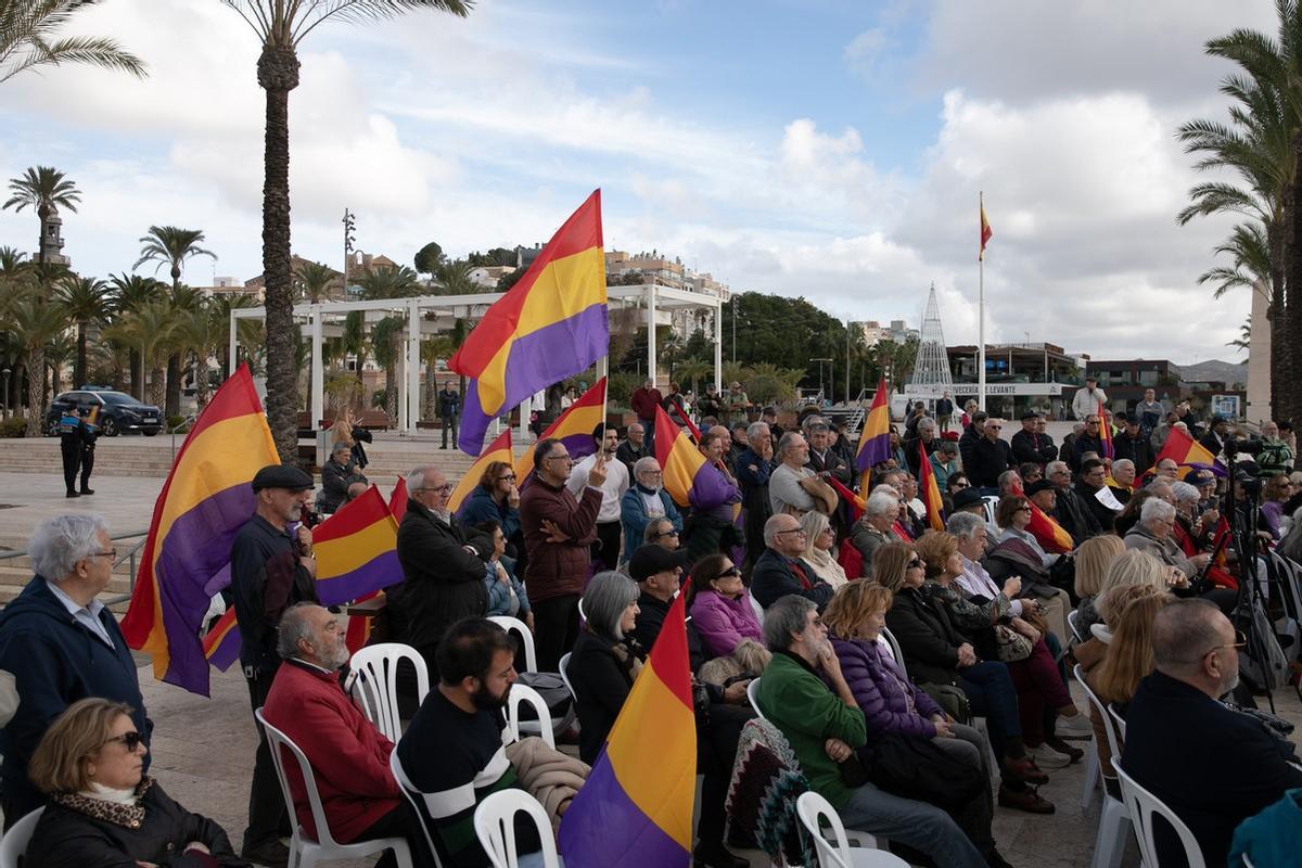 Un grupo de personas ondean banderas republicanas durante un acto en Cartagena.