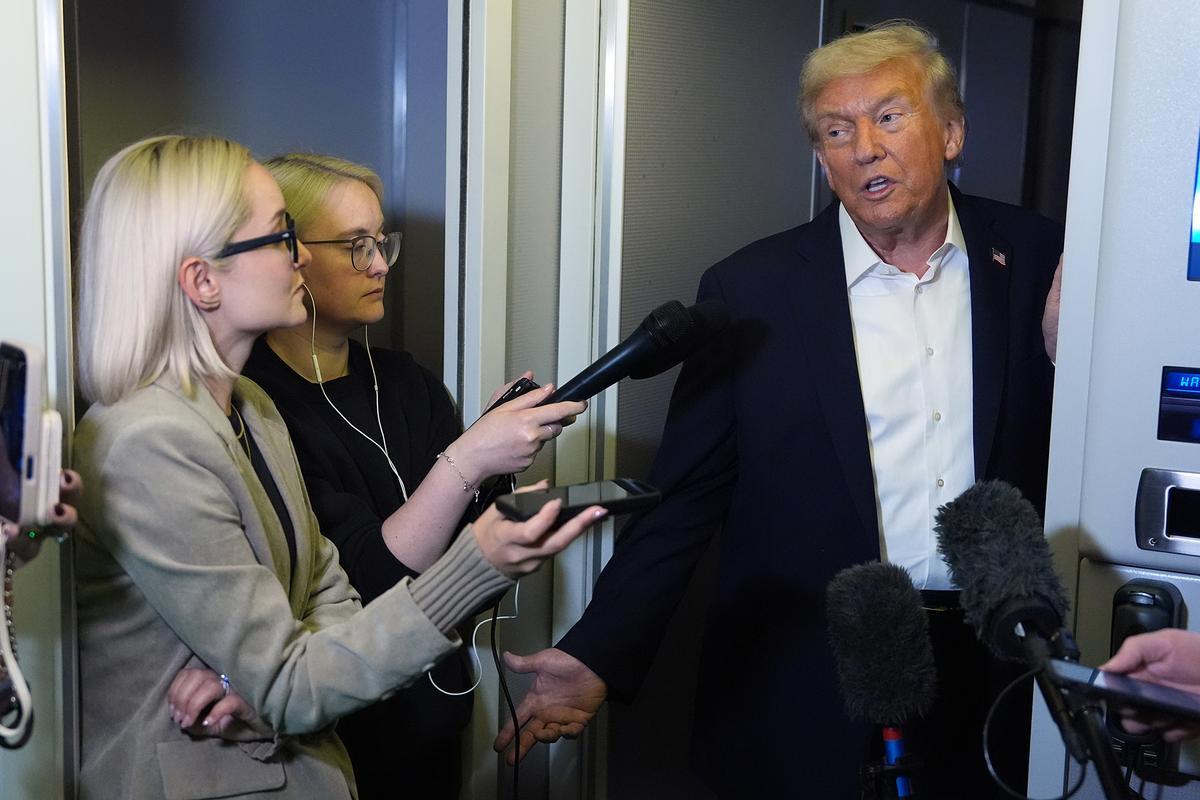 Trump atiende a los periodistas en una parada técnica del Air Force One en Inglaterra