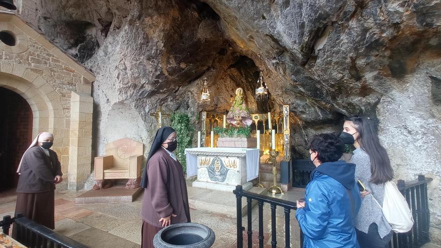 De izquierda a derecha, las monjas Aretuza Capelari y Fabiola Pereira junto a las fieles Begoña Camino y Andrea García, ayer, en la santa cueva.