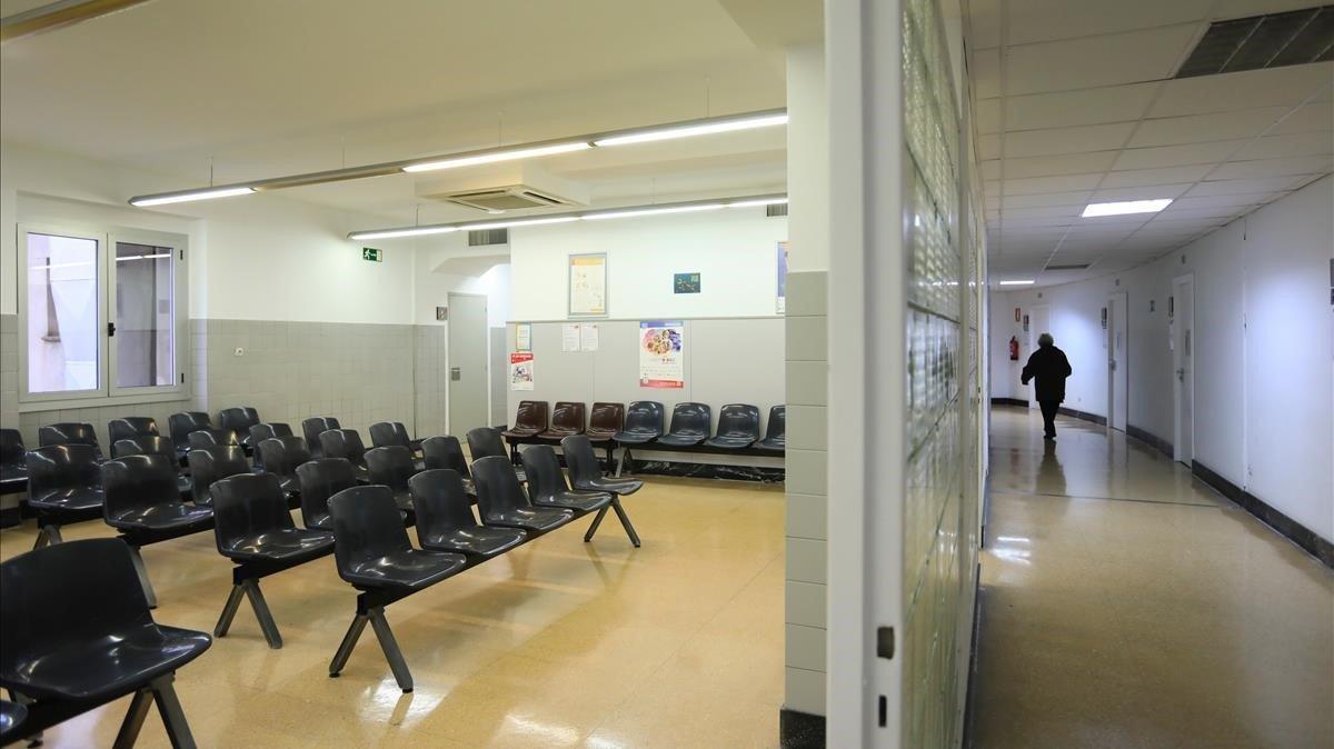 Sala de espera vacía en un ambulatorio de Barcelona.