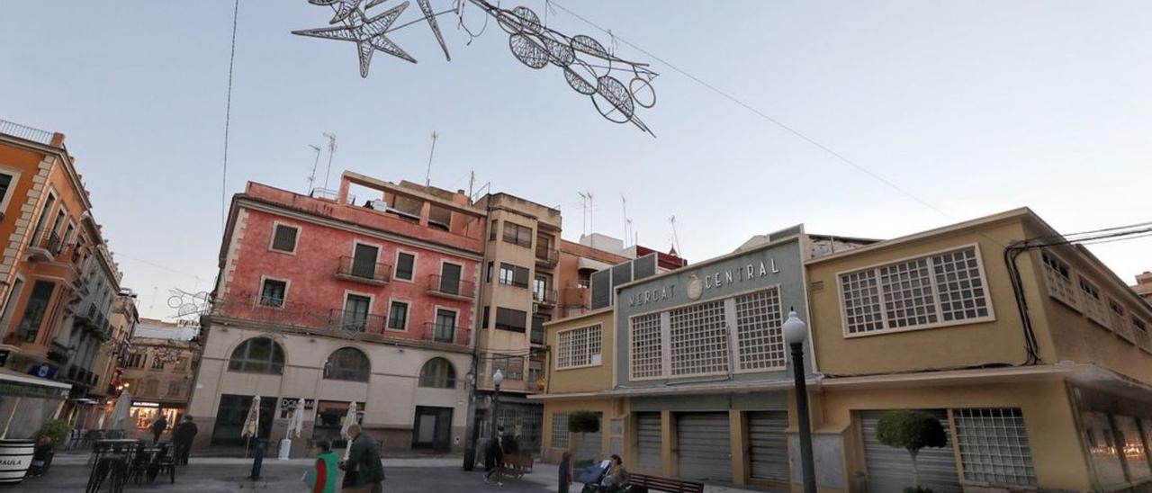 Una imagen de la fachada este del Mercado Central de Elche. | ANTONIO AMORÓS