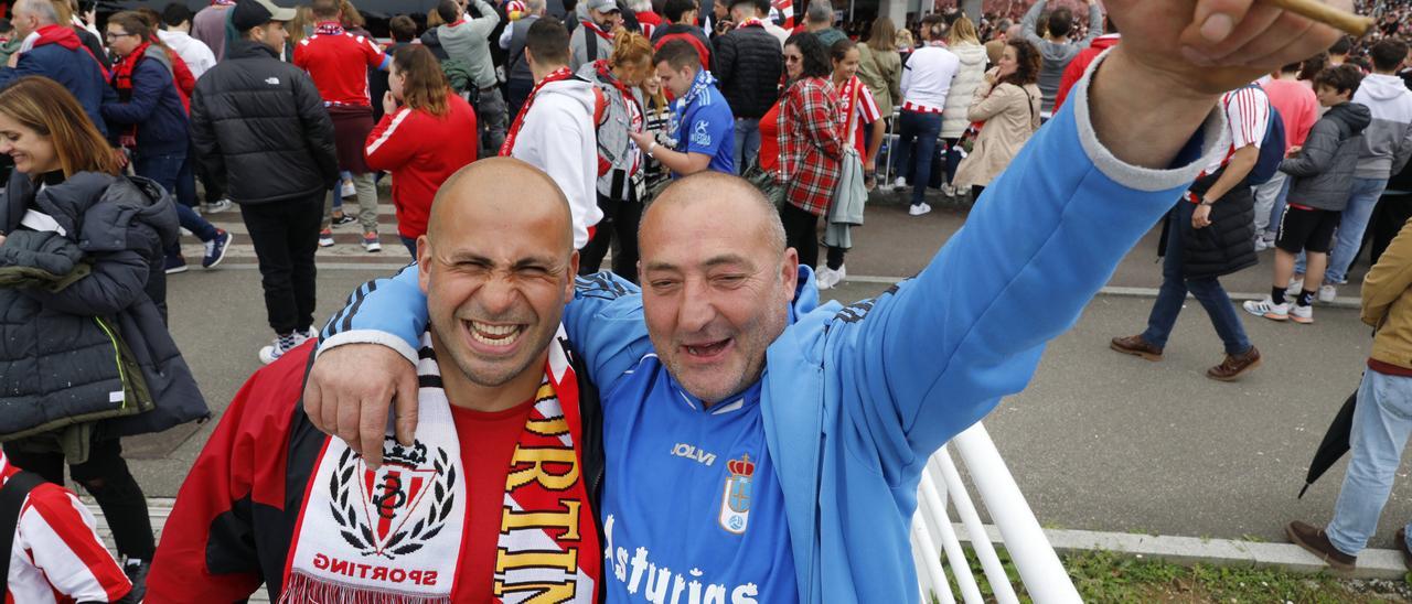 Un aficionado del Sporting y otro del Oviedo antes del derbi.