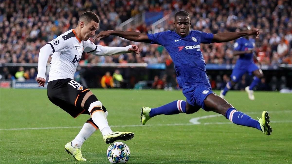 El valencianista Rodrigo conduce el balón en presencia de Zouma