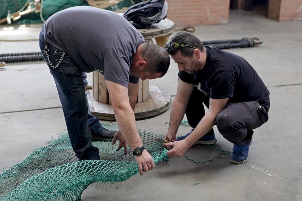 Desempleados aprenden a arreglar redes de pesca