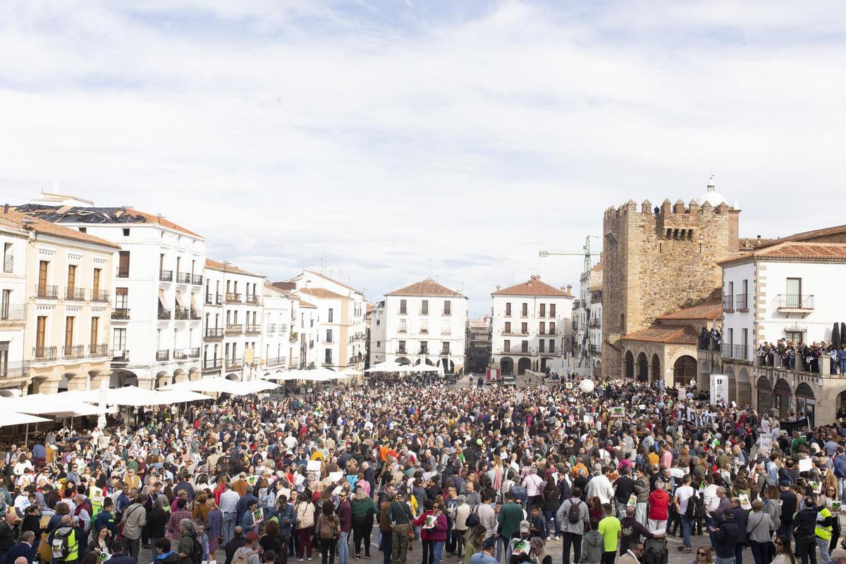 CACERES. MANIFESTACION CONTRA LA MINA EN LA PLAZA MAYOR EN NOVIEMBRE DE 2024.