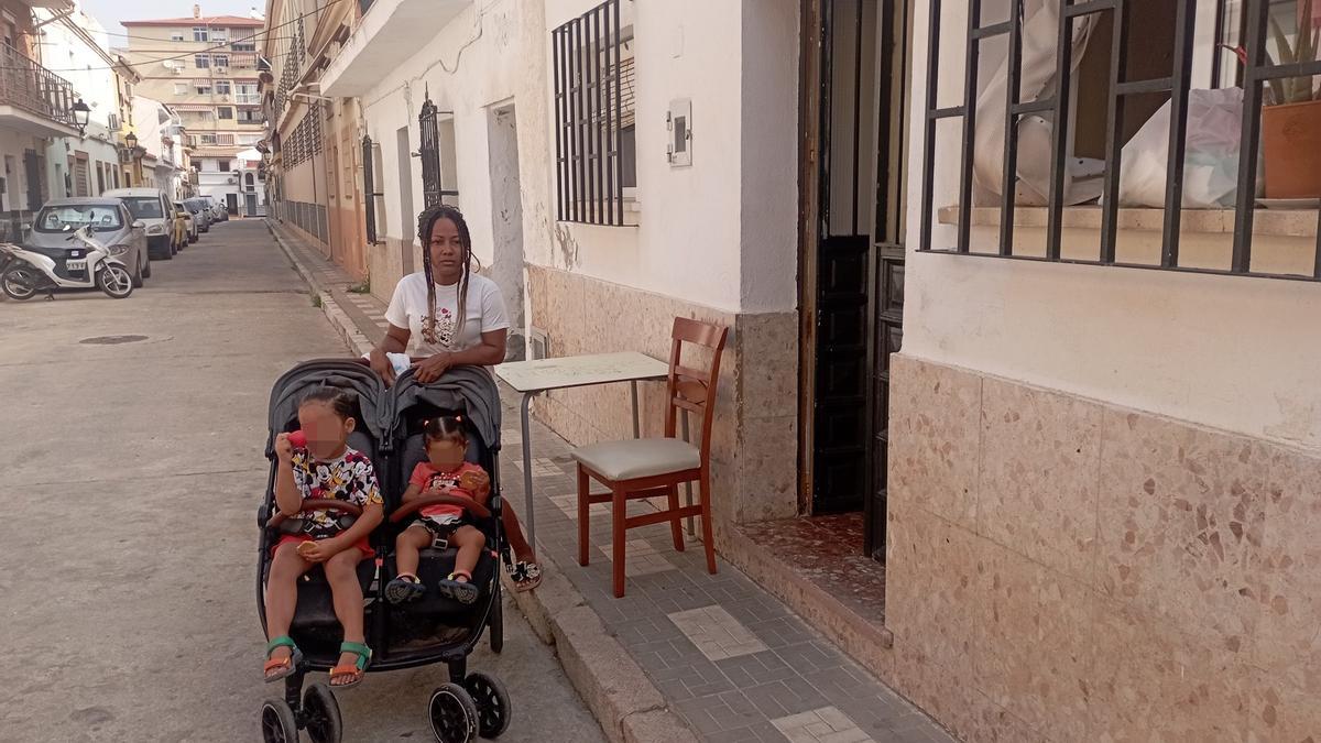 Luz Mary y sus dos hijos, la semana pasada delante de la vivienda en alquiler en Tiro de Pichón.