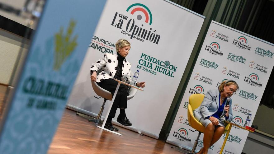 Pilar Río, licenciada en Ciencias de la Educación, junto a la coordinadora del Club Carmen Ferreras.