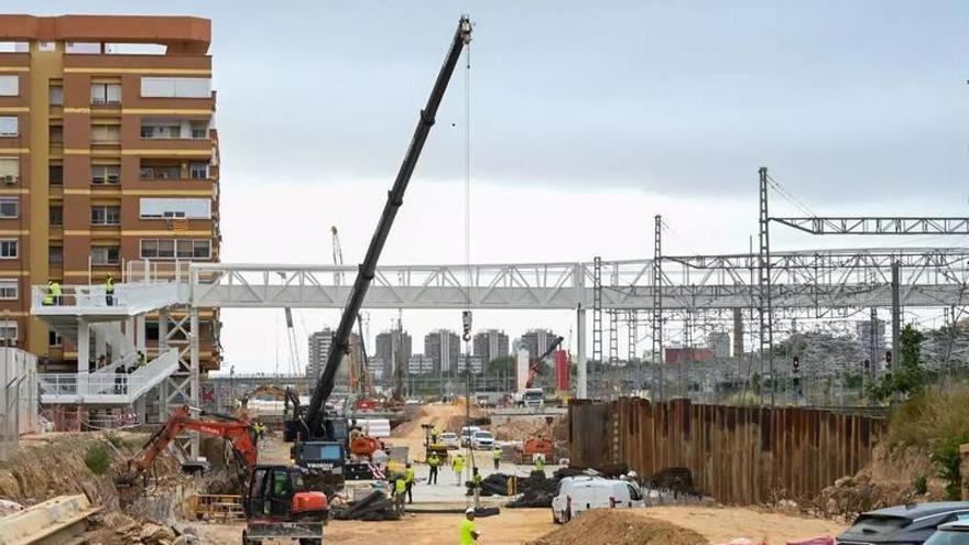 Compromís propone tres emplazamientos de València para reutilizar la pasarela provisional instalada sobre las vías del Parc Central
