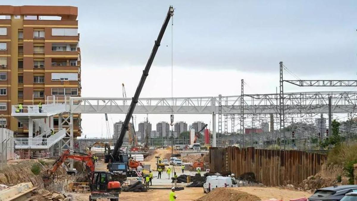Montaje de la pasarela provisional sobre las obras del canal de acceso de València.