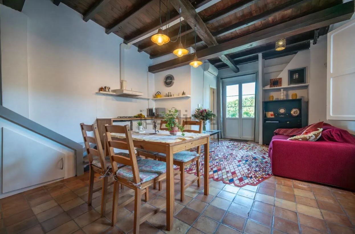 A la venta un edificio con dos apartamentos y negocio en Ibiza por 625.000 euros
