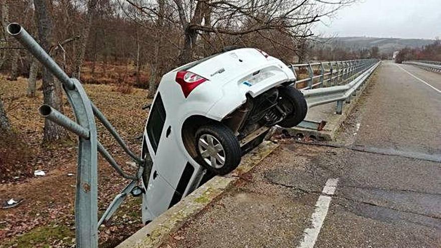 El coche accidentado tras caer por el puente de Gallegos del Río.