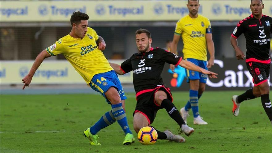 Un penalti inexistente da un punto al Tenerife en Las Palmas