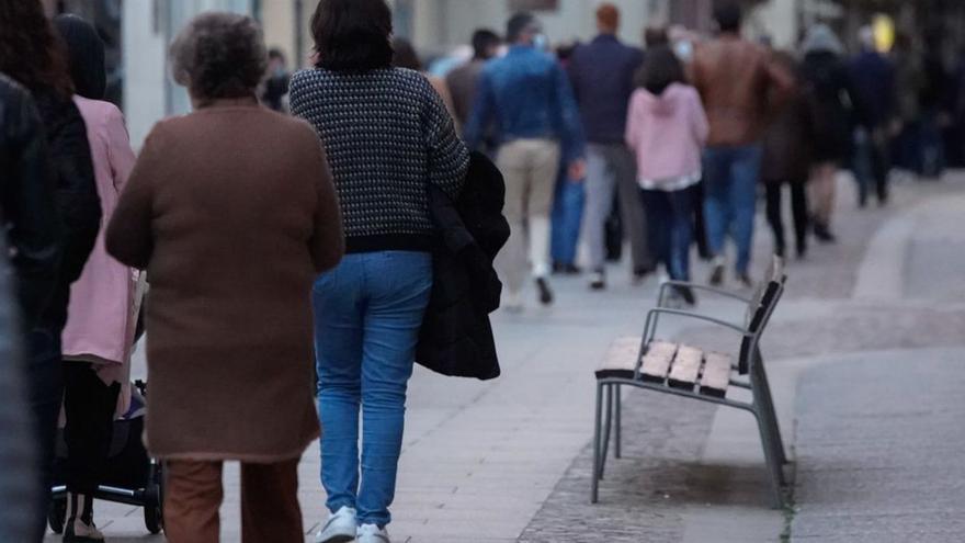 Ciudadanos paseando por el centro de Zamora