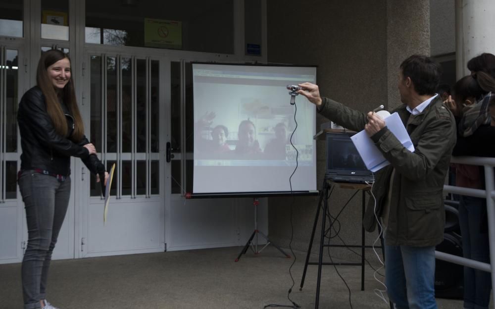El instituto David Buján, que recauda fondos para refugiados a cambio de pedalear, conecta por videoconferencia con voluntarios en el terreno