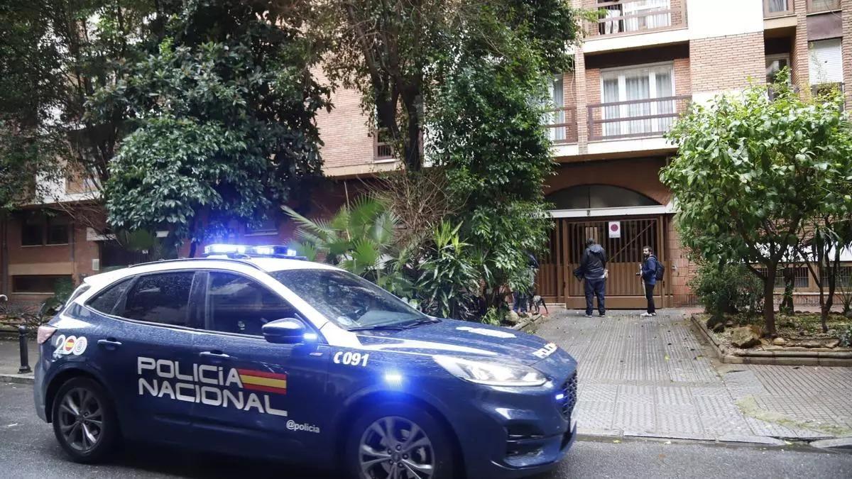 Una patrulla de la Policía Nacional, junto a la vivienda donde tuvo lugar el presunto estrangulamiento en la calle Villa de Rota.