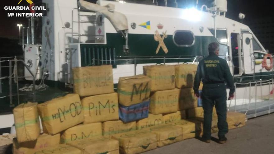 Los fardos de hachís trasladados al puerto de Alicante.