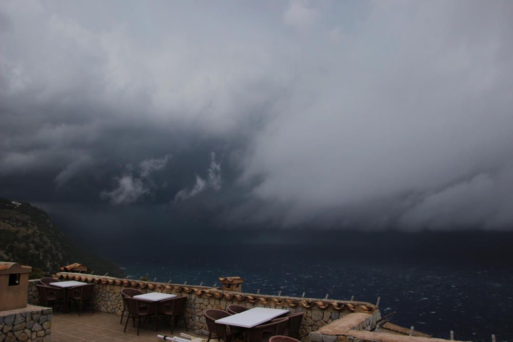 Blick auf das Gewitter bei Sa Foradada an der Nordwestküste.