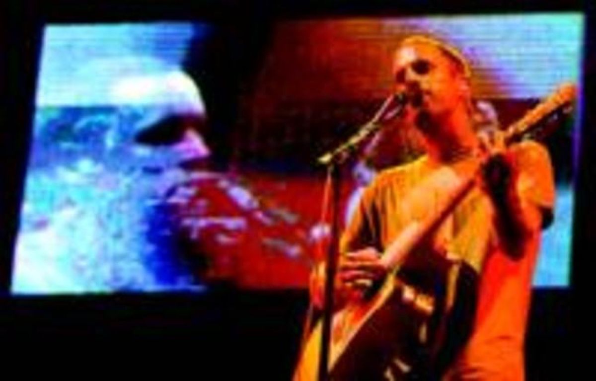 Jack Johnson, durant l’actuació de dissabte a Badalona.