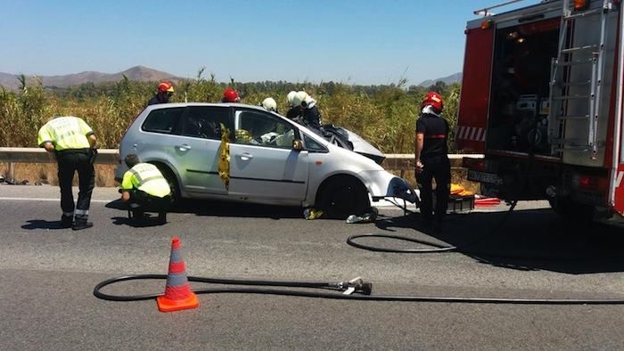 Colisión frontal entre un turismo y un autocar