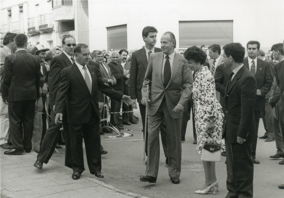 ZAMORA FOTOS ANTIGUAS ,EL REY DON JUAN CARLOS DE BORBON VISITA ALCAÑICES EN EL SEPTIMO CENTENARIO DEL TRATADO DE ALCAÑICES CONCORDIA, EL ALCALDE TOMAS CARRION