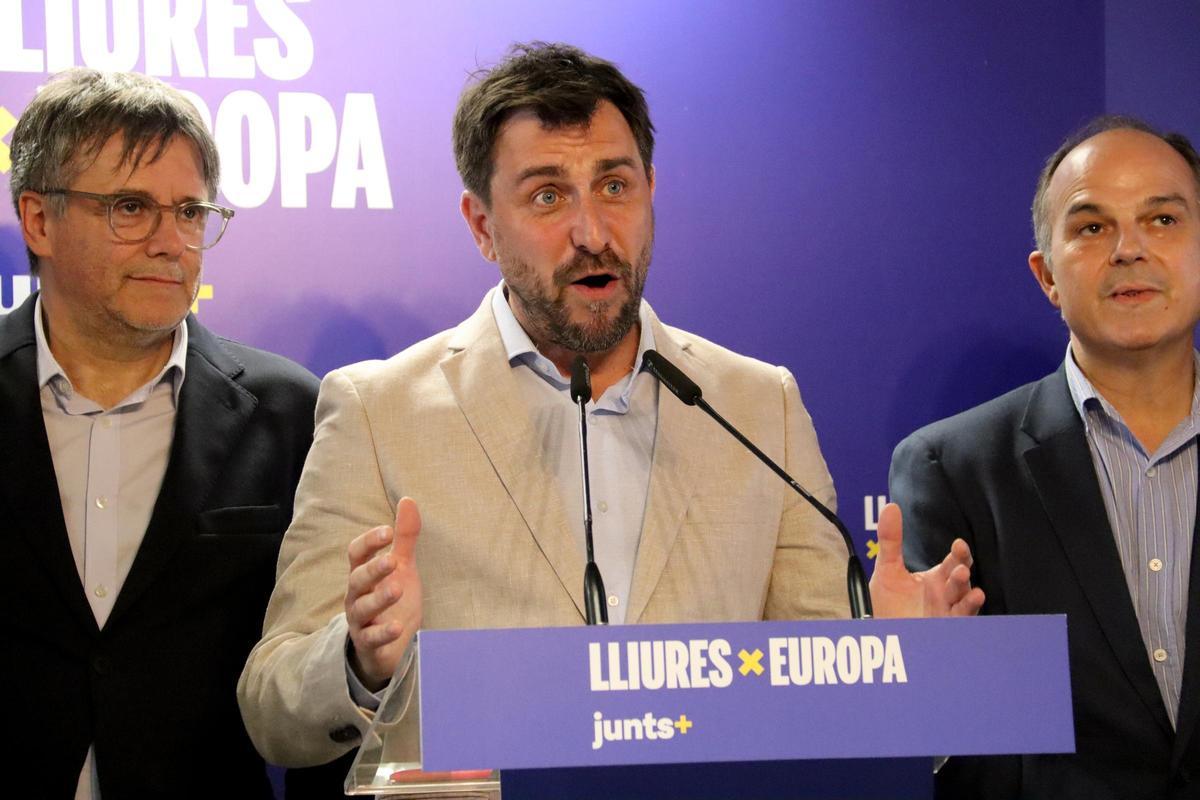 El candidat de Junts, Toni Comín, valorando los resultados del 9-J junto a Carles Puigdemont y Jordi Turull