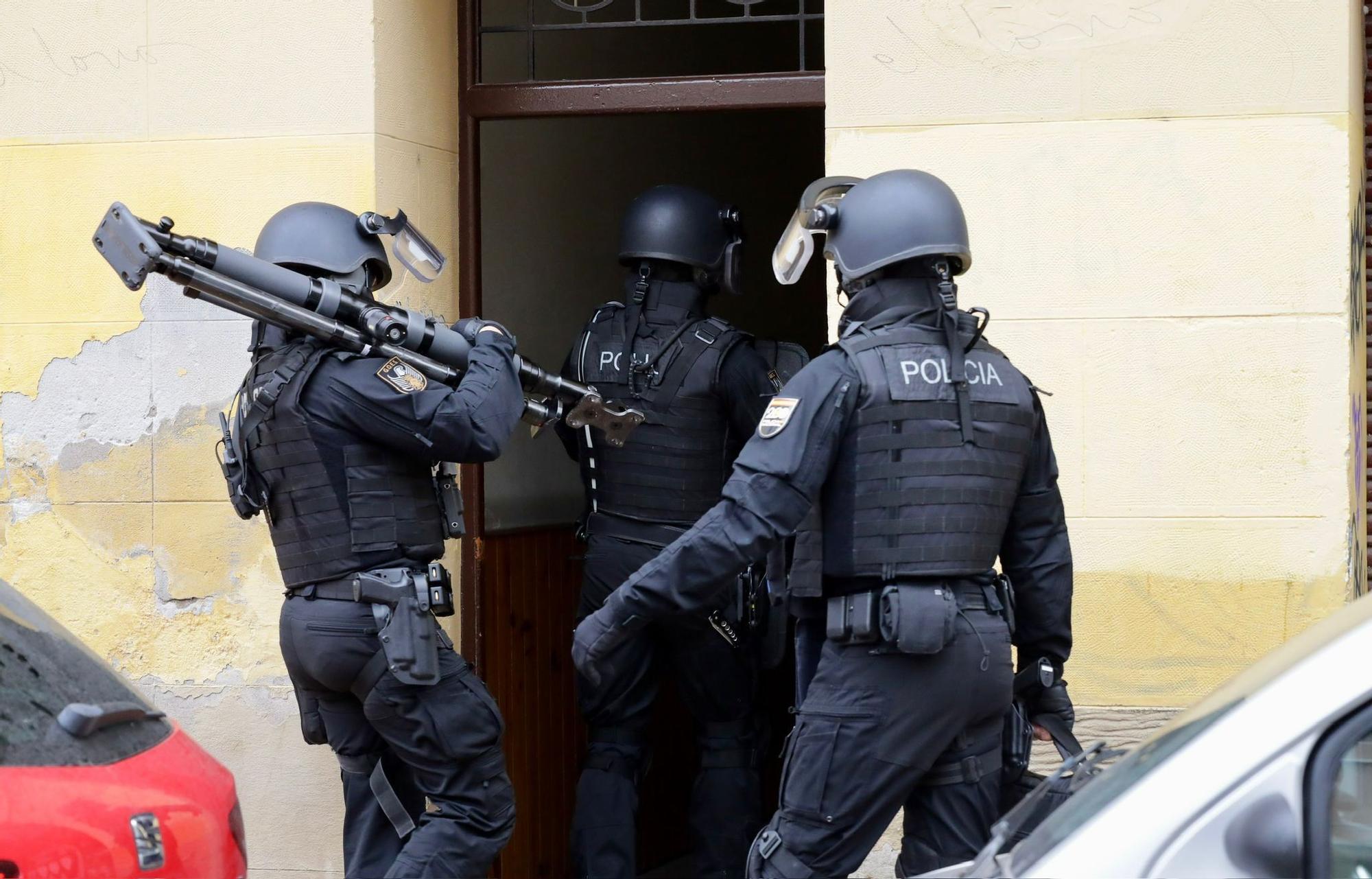 EN IMÁGENES | Un hombre se atrinchera en su casa tras apuñalar a otro en el cuello tras una pelea en la calle El Sepulcro de Zaragoza