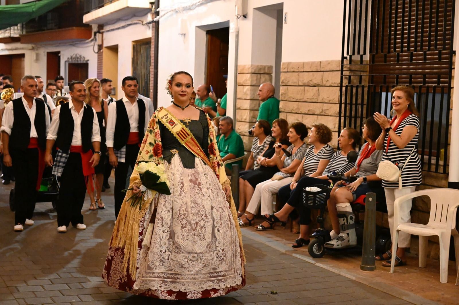 Flores para honrar a la Mare de Déu en La Nucia