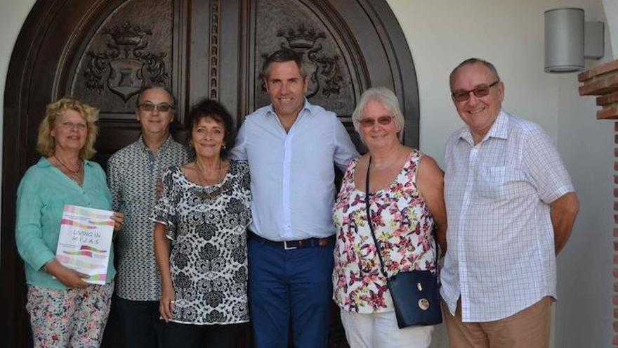 El alcalde, Juan Carlos Maldonado, con residentes.