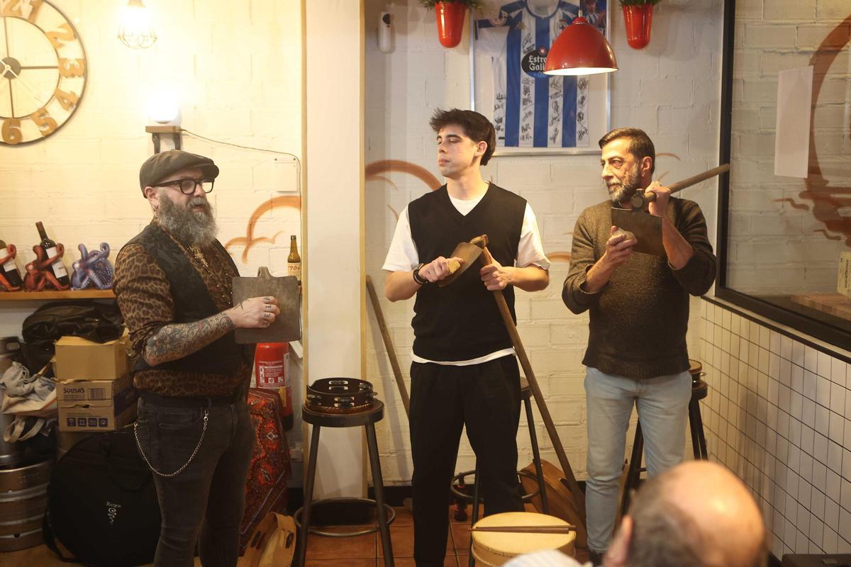 Tradición a golpe de pandeireta na Coruña con Maghúa Tradición a golpe de pandeireta na Coruña con Maghúa
