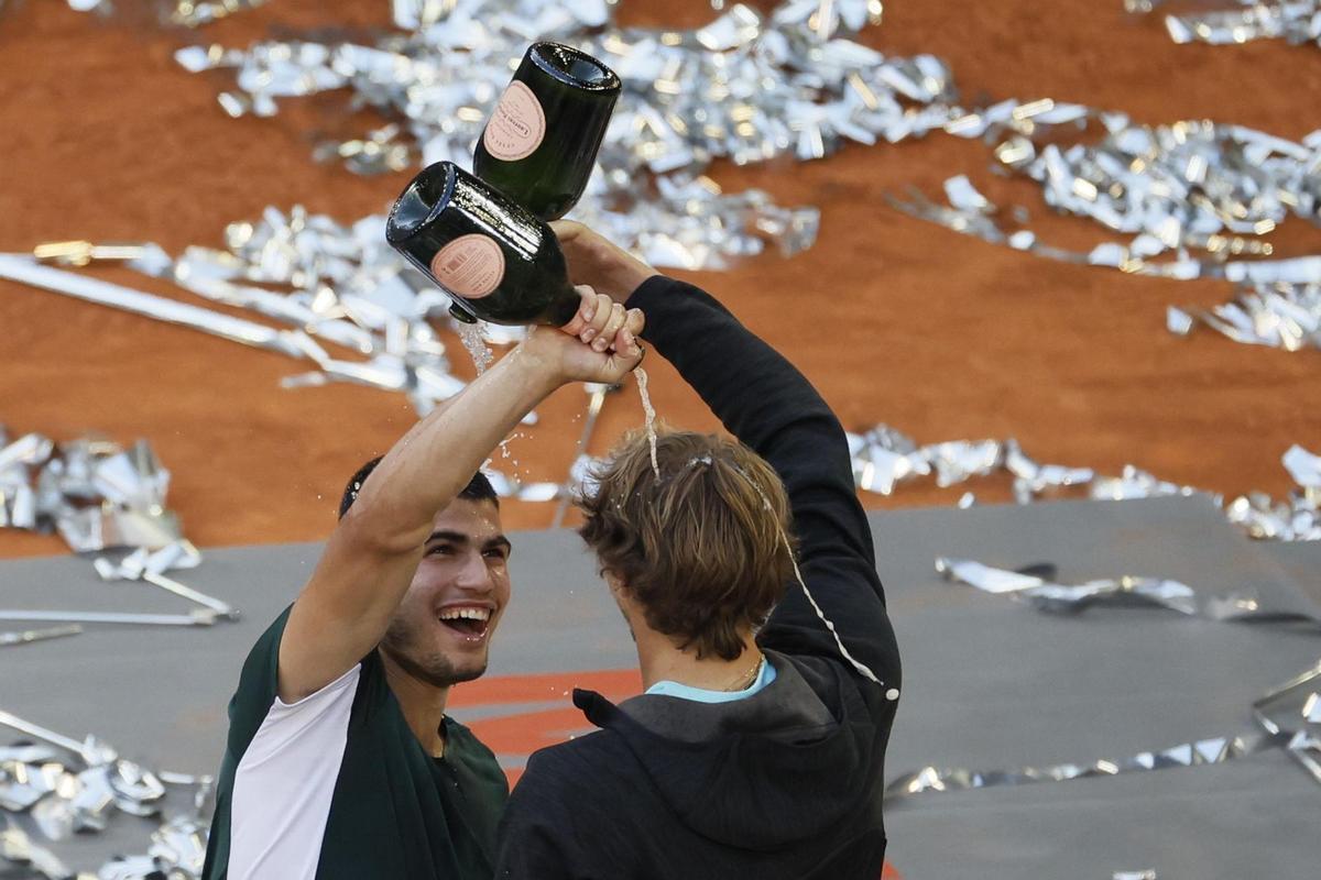 MADRID, 08/05/2022.- Los tenistas, Carlos Alcaraz (i) y el alemán Alexander Zverev, tras recibir los trofeos de ganador y finalista del Mutua Madrid Open en el encuentro disputado hoy Domingo en las instalaciones de la Caja Mágica, en Madrid. EFE/Juanjo Martín.