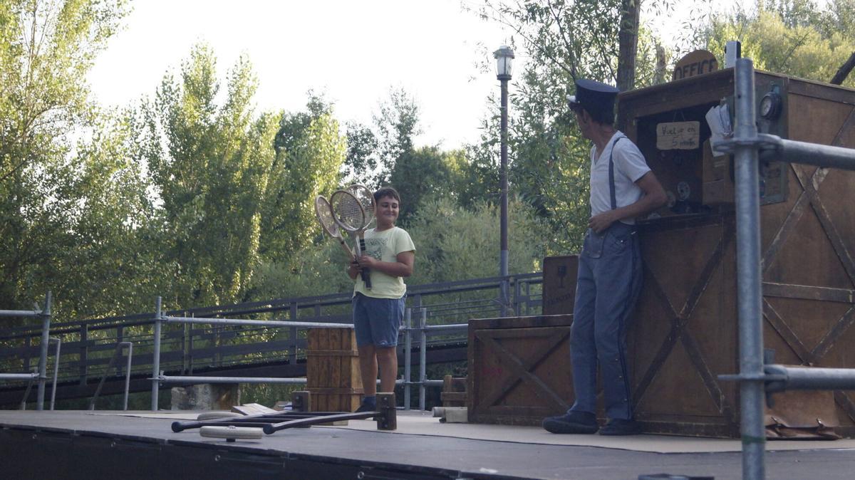 Jean Philippe Kikolas lleva su show "Sin remite" a las Aceñas de Cabañales dentro del festival Circo a la Calle. Jean Philippe Kikolas lleva su show "Sin remite" a las Aceñas de Cabañales dentro del festival Circo a la Calle.