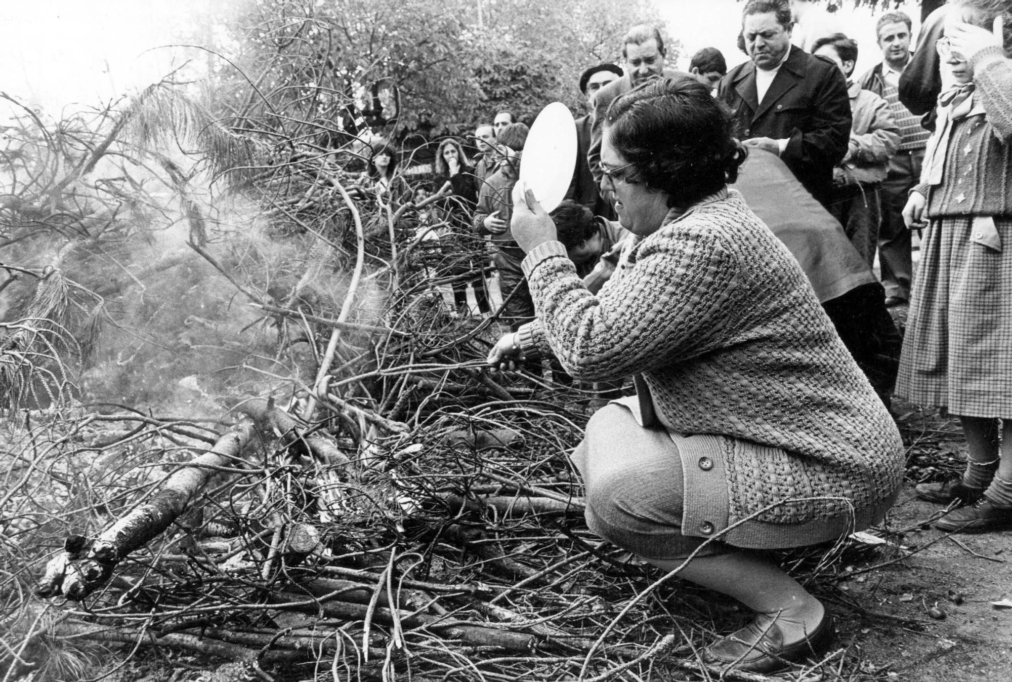 Preparando el fuego para asar las castañas 1989
