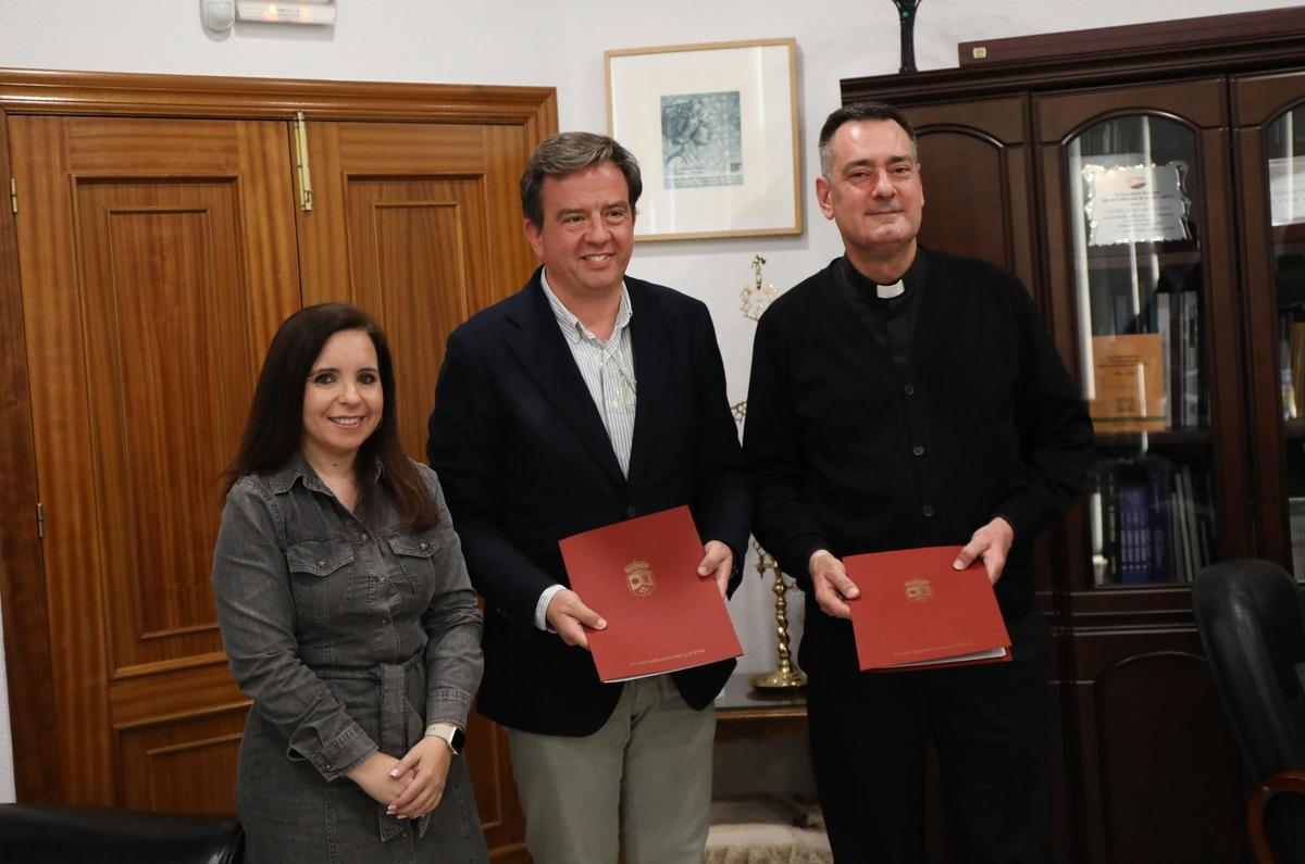 Reunión del Ayuntamiento con el párroco.