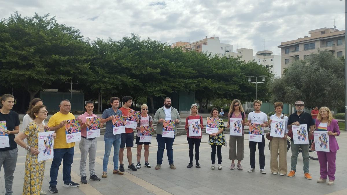 Representantes de Ben Amics y otras entidades en el Parc de Ses Estacións, en Palma, presentando el Orgullo 2023.