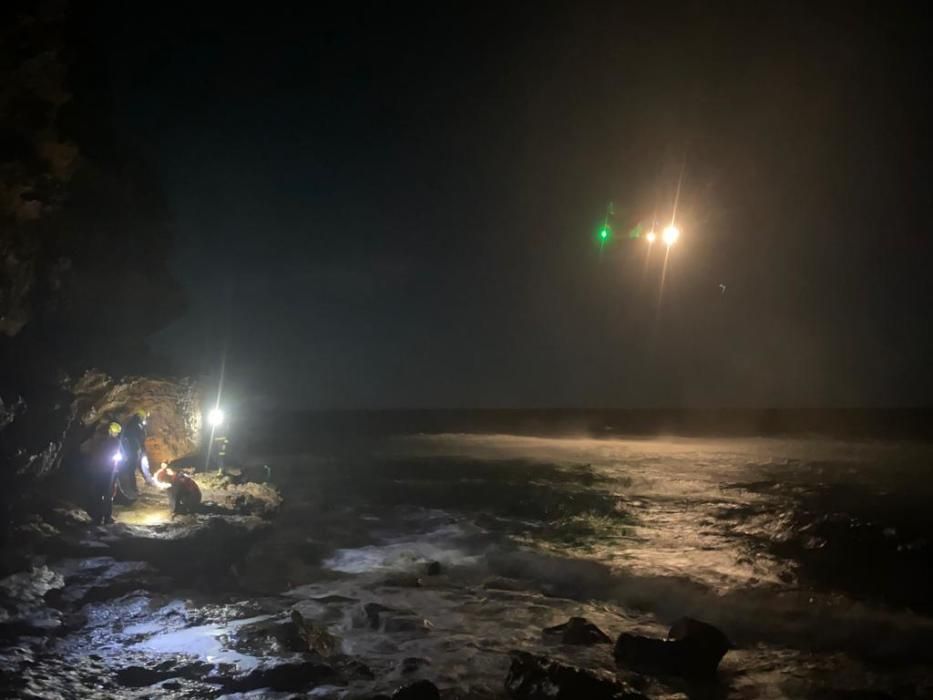 Los equipos de salvamento lograron ayer rescatar a un padre y un hijo al pie de un acantilado de la zona de es Cap des Falcó