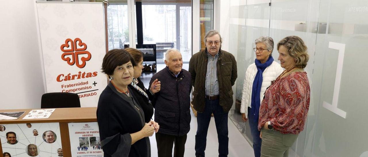 El primer grupo de visitantes de las instalaciones durante la mañana.