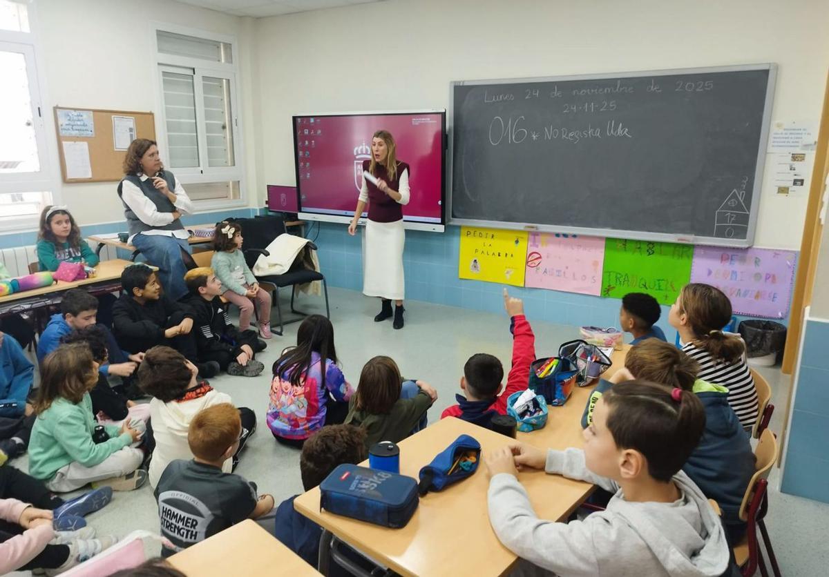 El magistrado Joaquín Ángel de Domingo acompañó a los alumnos durante el juicio representado. | L.O.