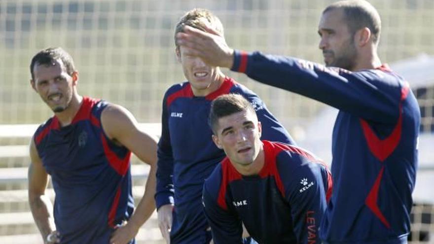 Juanfran da instrucciones a sus compañeros en el entrenamiento de ayer del Levante.