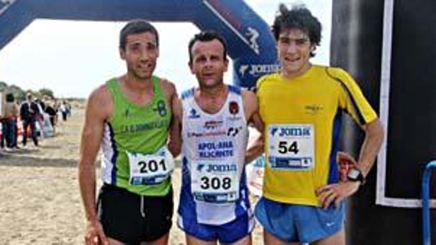 Los tres primeros clasificados de la prueba, con el ganador José Carlos Marquina en el centro de la imagen