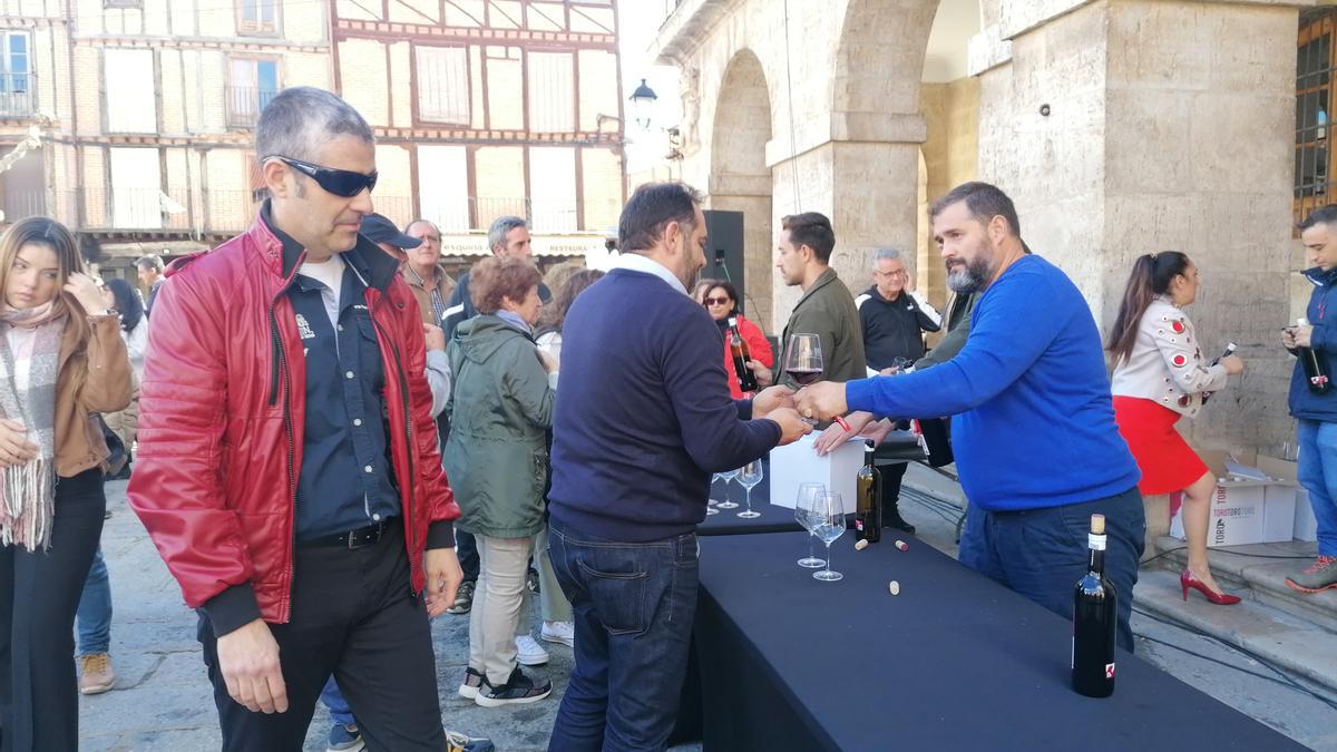 Responsables y trabajadores del Consejo Regulador reparten las copas de vino