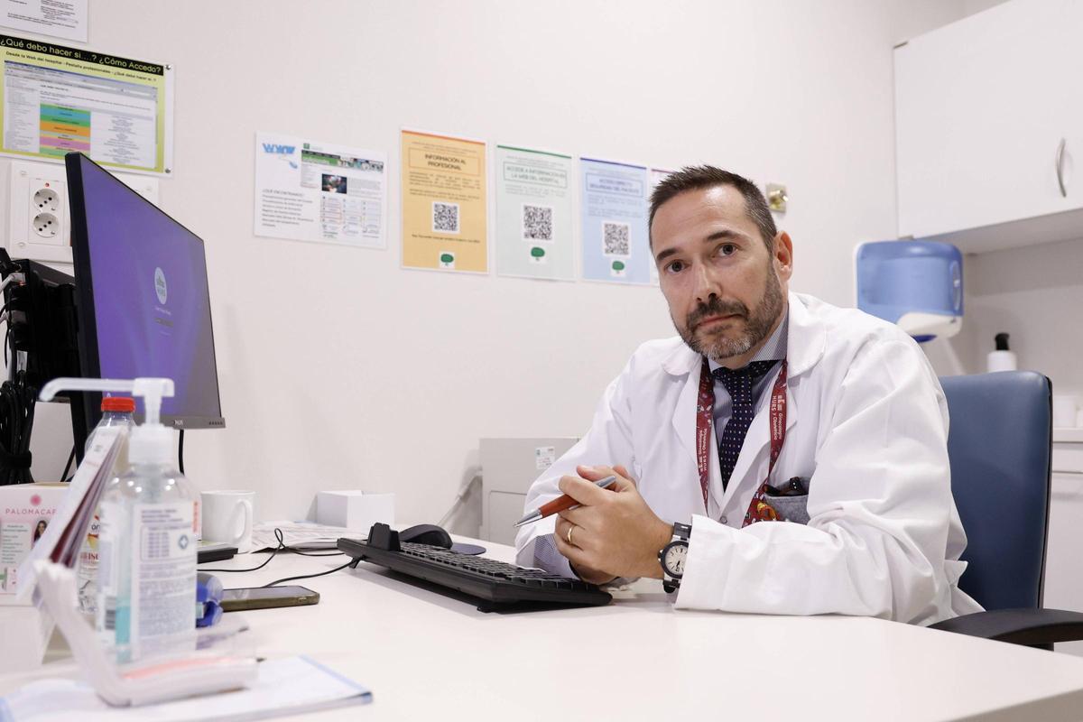El doctor Miguel Calero Rojas, especialista en Obstetricia y Ginecología del hospital Reina Sofía.