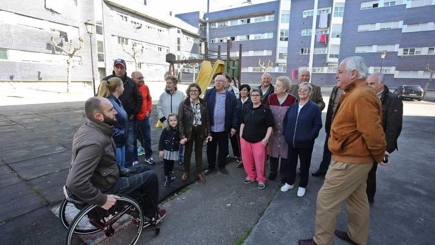 Los concejales del PP Eduardo Llano (izquierda) y Fernando Fernández-Ladreda, con los vecinos de la calle Río Orlé.