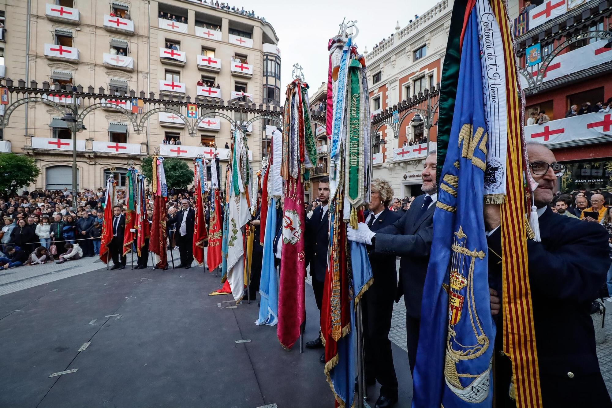 El Himno levanta el telón de la Fiesta en Alcoy