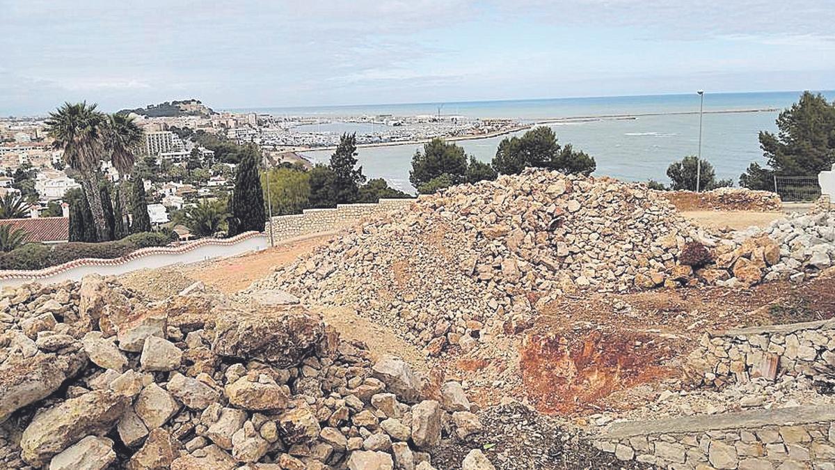 La piqueta despeja suelo para nuevos chalés en Dénia